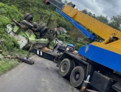 Truk Tangki Terjun ke Jurang-Polsek Sindang Kelingi Atur Lalu Lintas