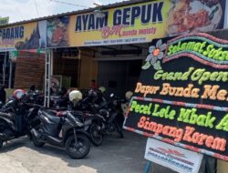 Sate Padang dan Ayam Gepuk Dapur Bunda Mesty-Dipenuhi Pengunjung.