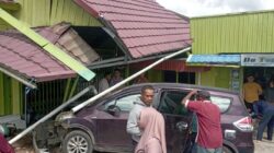 Akibat Sopir Mengantuk, Mobil Ertiga Tabrak Rumah Warga Desa Sambirejo.