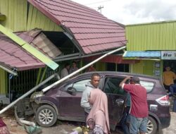 Akibat Sopir Mengantuk, Mobil Ertiga Tabrak Rumah Warga Desa Sambirejo.