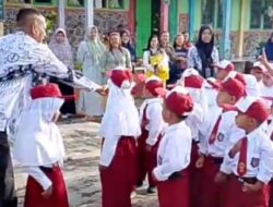 Kepala SD Negeri 105 Rejang Lebong, Sambut 56 Siswa Baru dengan Semangat
