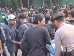 Humanis, Polisi Bagikan Air Pada Massa Aksi Unjuk Rasa di DPR